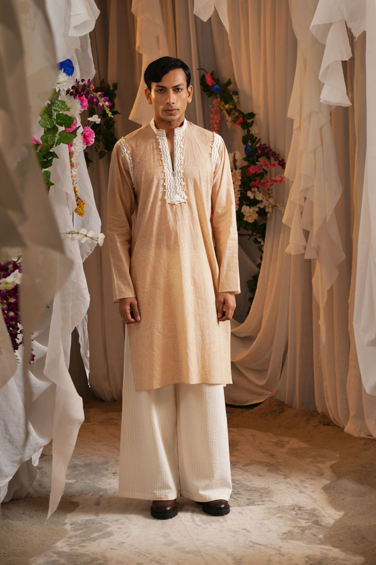 Frinted Scalloped Collar Kurta With A Textured Straight Pants