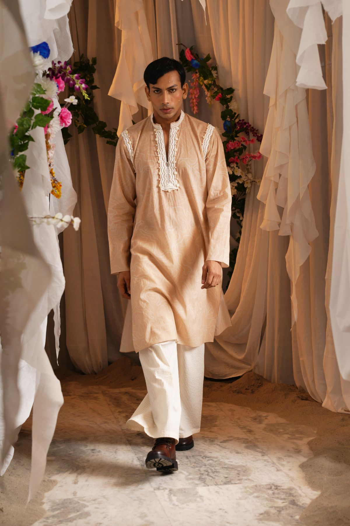 Frinted Scalloped Collar Kurta With A Textured Straight Pants